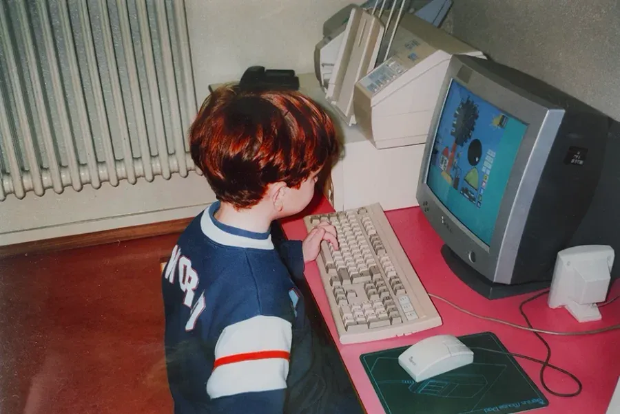 Roberto as a kid, at the keyboard of an old PC